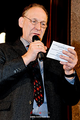 Der Vorsitzende Stefan Blumberg bei der Vorstellung aller Akteure unmittelbar nach der erfolgreichen Premiere.